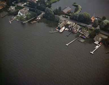 835193 Luchtfoto van enkele huizen aan de Nieuw Loosdrechtsedijk te Loosdrecht; linksonder de witte villa nr. 246.